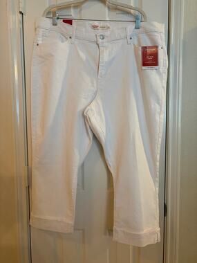 NWT Levi Strauss Signature Womens 22 White Mid Rise Capri Jeans Stretch